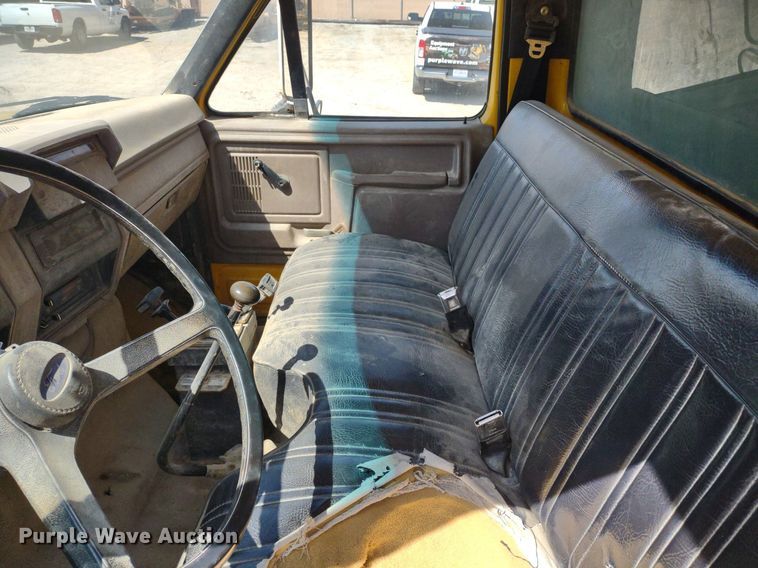 image for item DQ1699 1995 Ford F800  dump truck