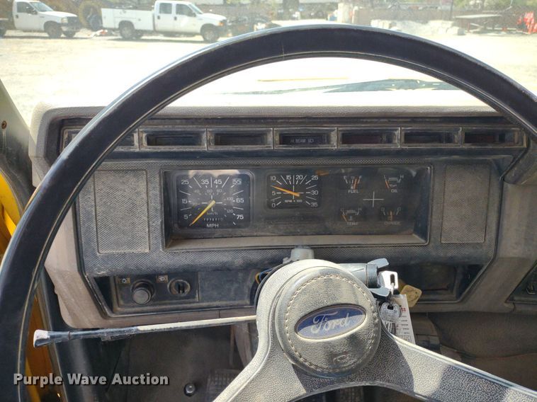 image for item DQ1699 1995 Ford F800  dump truck