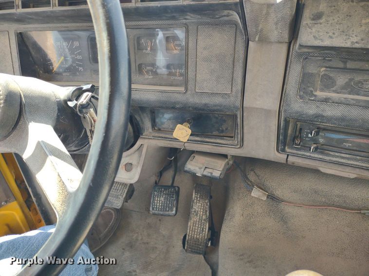 image for item DQ1699 1995 Ford F800  dump truck