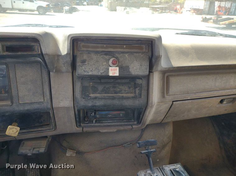 image for item DQ1699 1995 Ford F800  dump truck