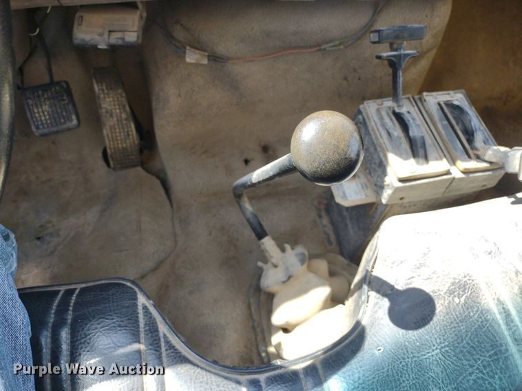 image for item DQ1699 1995 Ford F800  dump truck