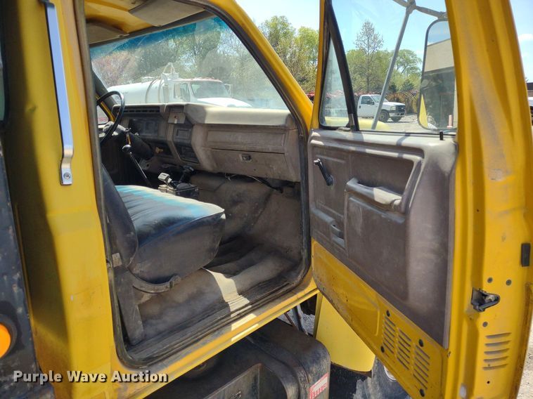 image for item DQ1699 1995 Ford F800  dump truck