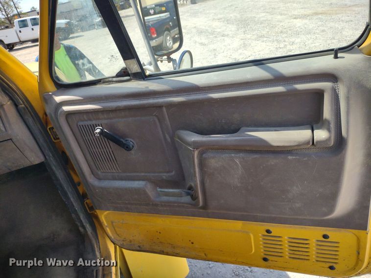 image for item DQ1699 1995 Ford F800  dump truck