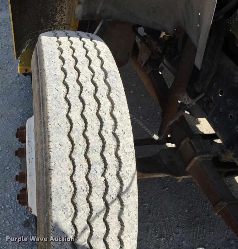 image for item DQ1699 1995 Ford F800  dump truck