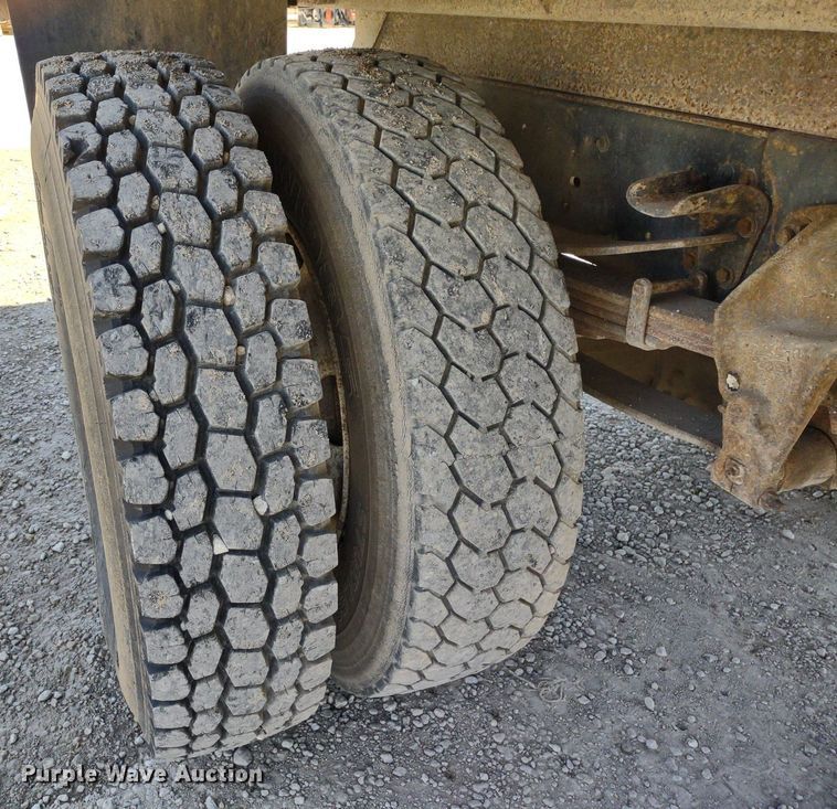 image for item DQ1699 1995 Ford F800  dump truck