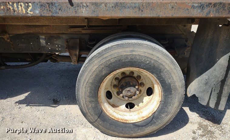 image for item DQ1699 1995 Ford F800  dump truck