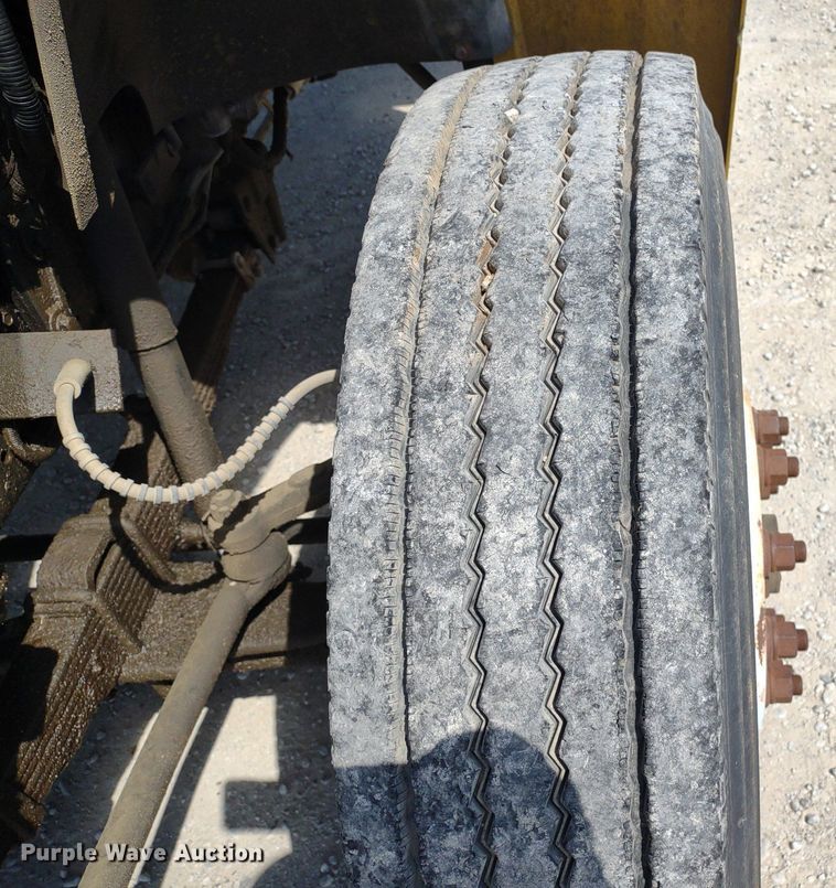 image for item DQ1699 1995 Ford F800  dump truck