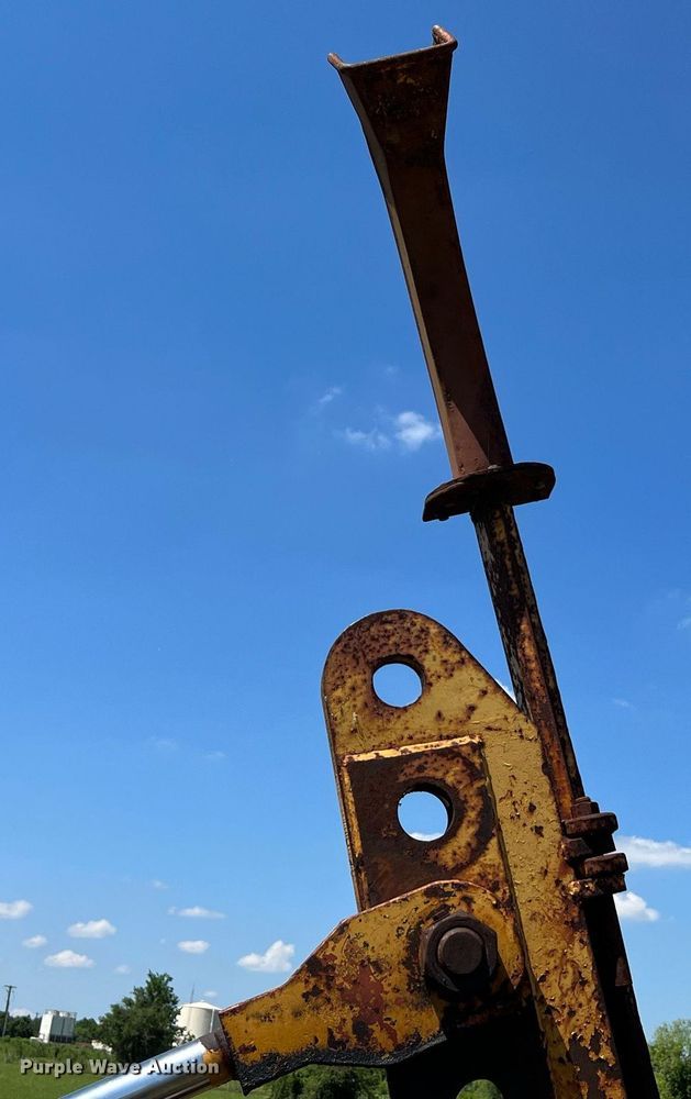 image for item DQ2058 1985 Caterpillar D4E  cable plow