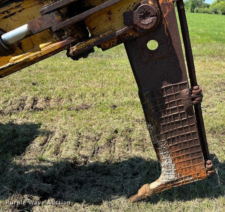 image for item DQ2058 1985 Caterpillar D4E  cable plow