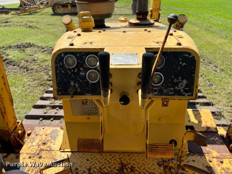 image for item DQ2058 1985 Caterpillar D4E  cable plow