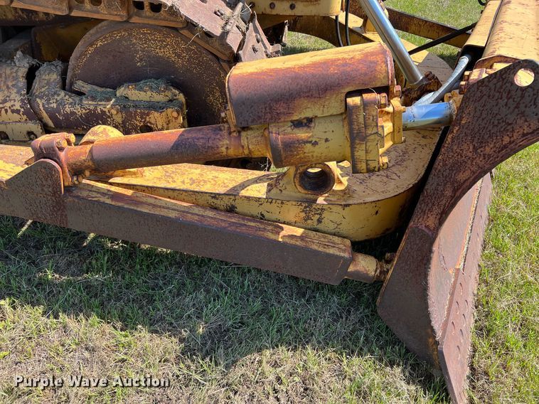 image for item DQ2061 1982 Caterpillar D7G  dozer