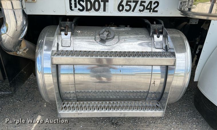 image for item DQ2064 1992 Peterbilt 379  winch truck