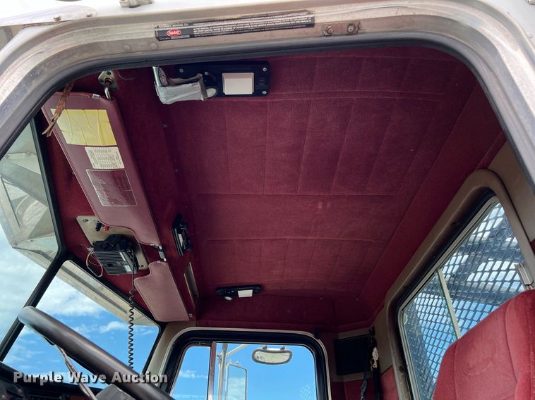 image for item DQ2064 1992 Peterbilt 379  winch truck