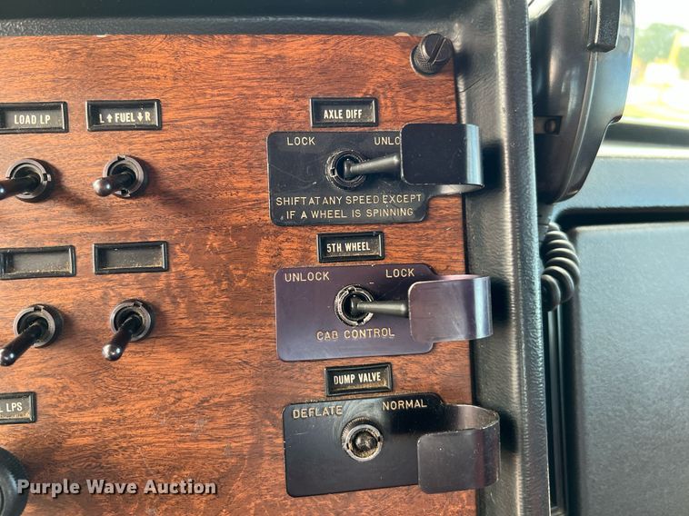 image for item DQ2064 1992 Peterbilt 379  winch truck