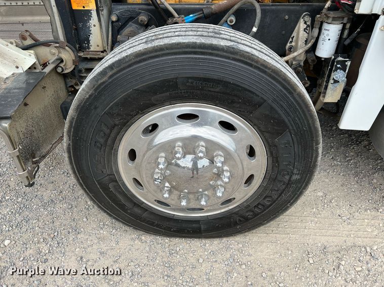 image for item DQ2064 1992 Peterbilt 379  winch truck