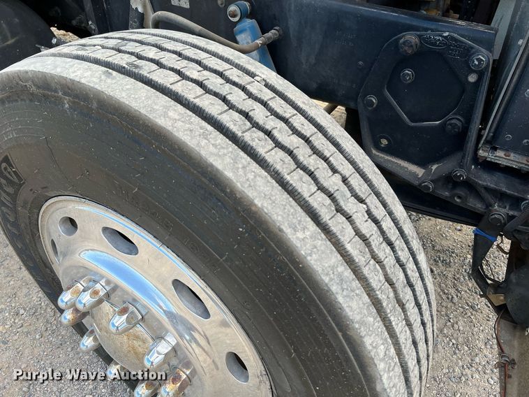 image for item DQ2064 1992 Peterbilt 379  winch truck