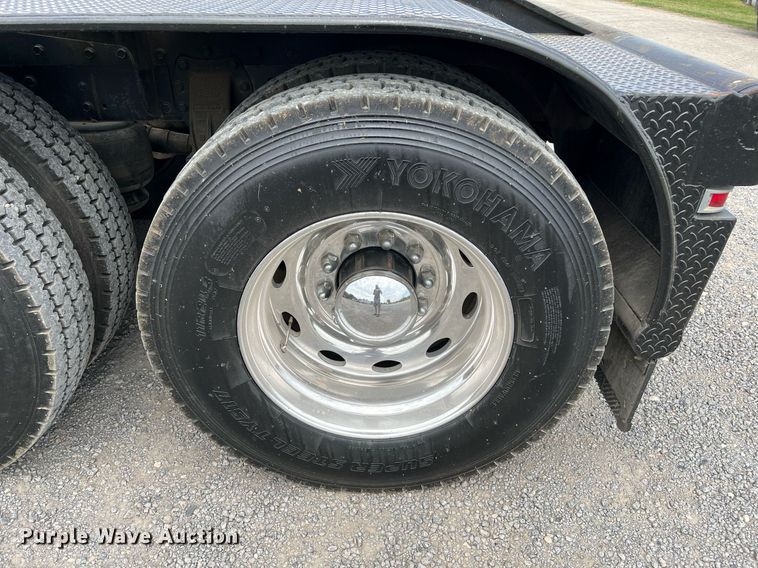 image for item DQ2064 1992 Peterbilt 379  winch truck