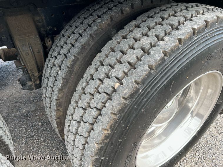 image for item DQ2064 1992 Peterbilt 379  winch truck