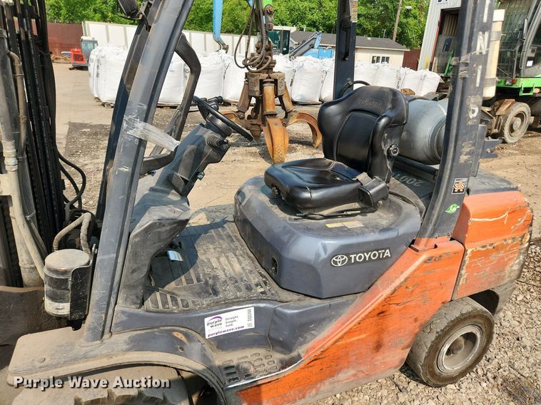 image for item DQ5398 Toyota 8FGU30  forklift