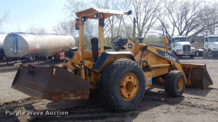 image for item DQ7319 2004 John Deere 210LE  landscape tractor