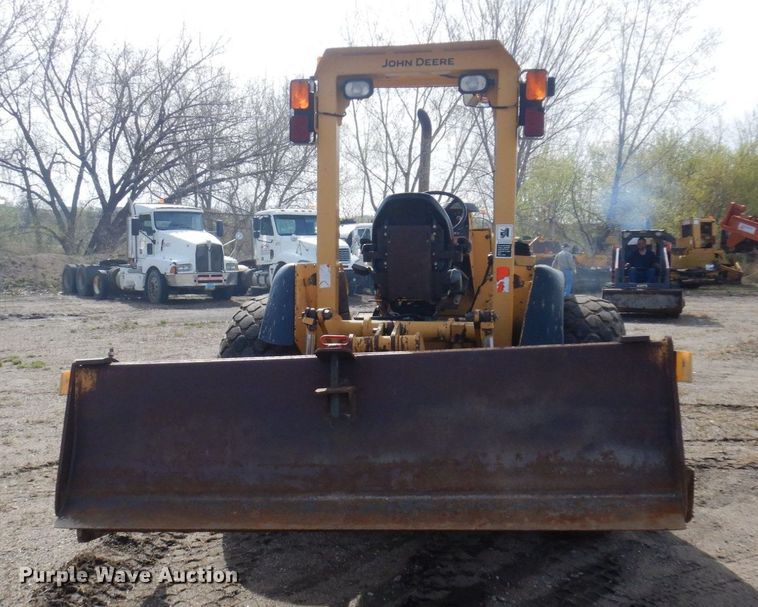 image for item DQ7319 2004 John Deere 210LE  landscape tractor