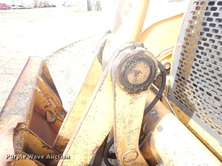 image for item DQ7319 2004 John Deere 210LE  landscape tractor