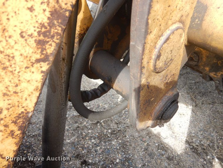 image for item DQ7319 2004 John Deere 210LE  landscape tractor