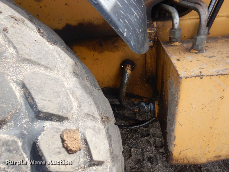 image for item DQ7319 2004 John Deere 210LE  landscape tractor