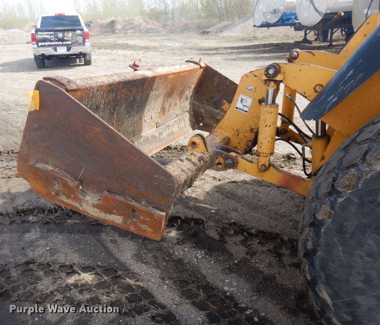 image for item DQ7319 2004 John Deere 210LE  landscape tractor