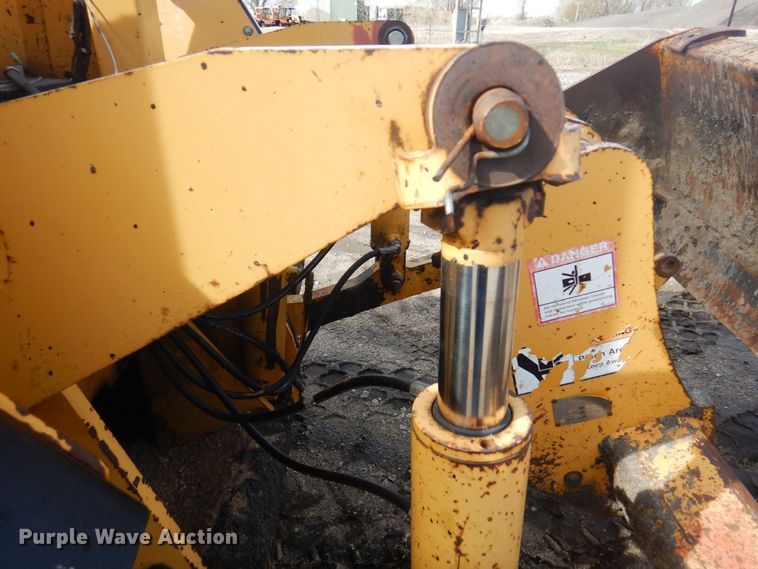 image for item DQ7319 2004 John Deere 210LE  landscape tractor