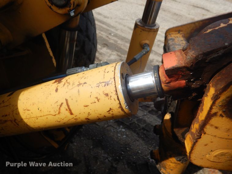 image for item DQ7319 2004 John Deere 210LE  landscape tractor