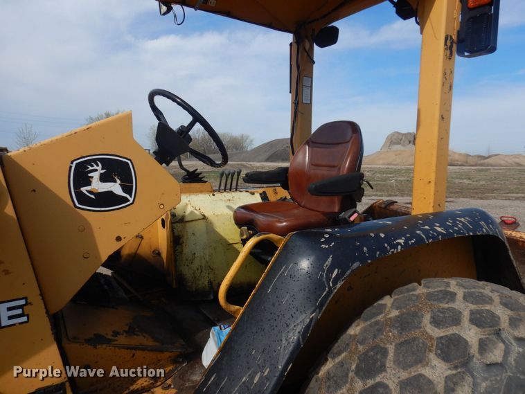 image for item DQ7319 2004 John Deere 210LE  landscape tractor