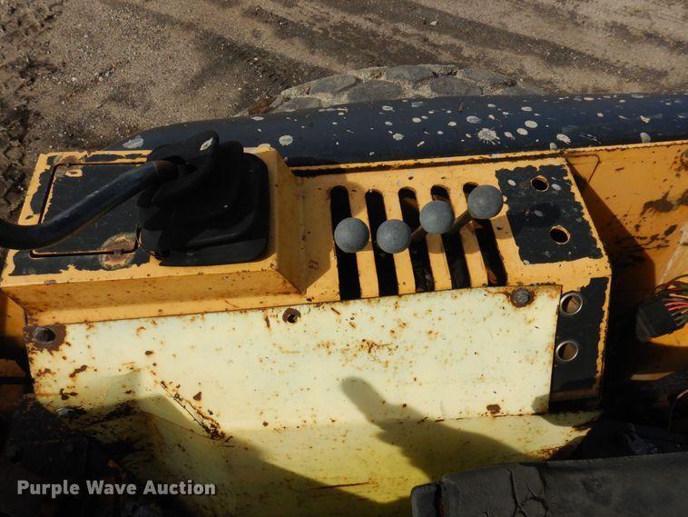 image for item DQ7319 2004 John Deere 210LE  landscape tractor