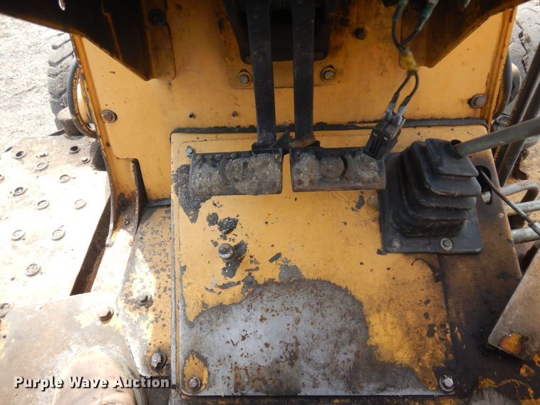 image for item DQ7319 2004 John Deere 210LE  landscape tractor