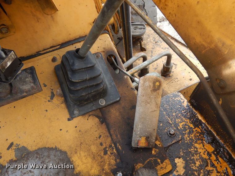 image for item DQ7319 2004 John Deere 210LE  landscape tractor