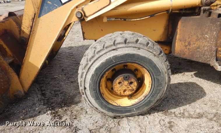 image for item DQ7319 2004 John Deere 210LE  landscape tractor