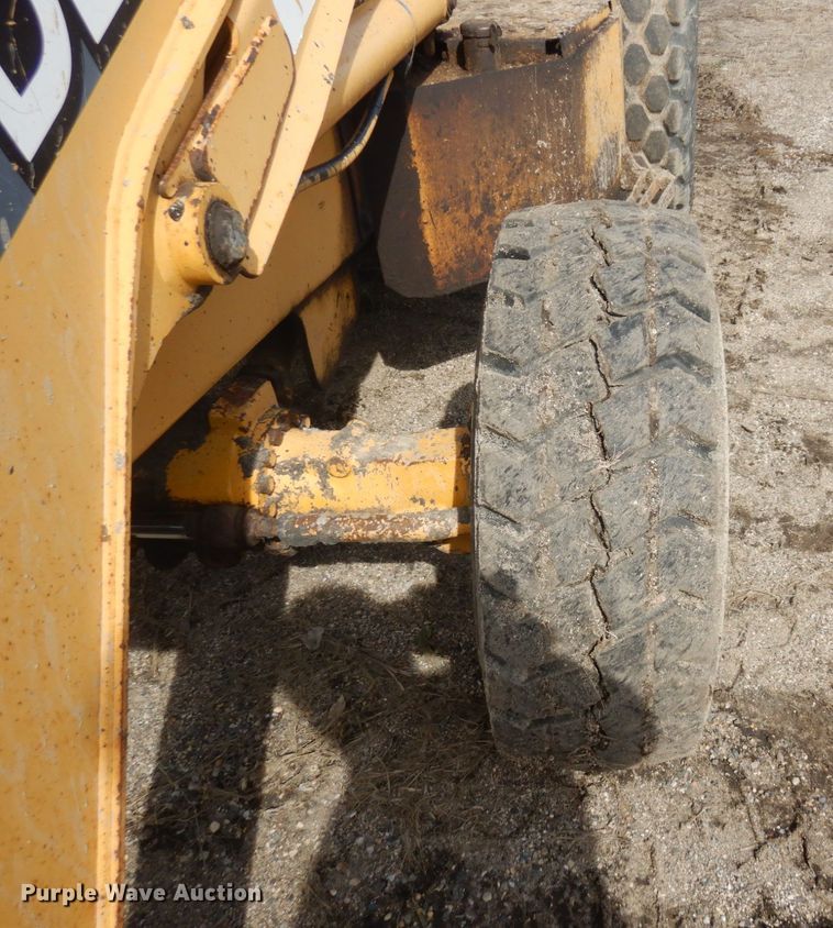 image for item DQ7319 2004 John Deere 210LE  landscape tractor