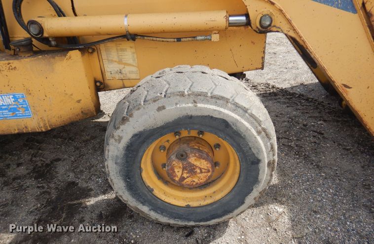 image for item DQ7319 2004 John Deere 210LE  landscape tractor