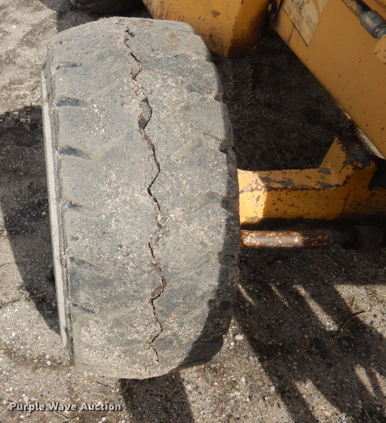 image for item DQ7319 2004 John Deere 210LE  landscape tractor