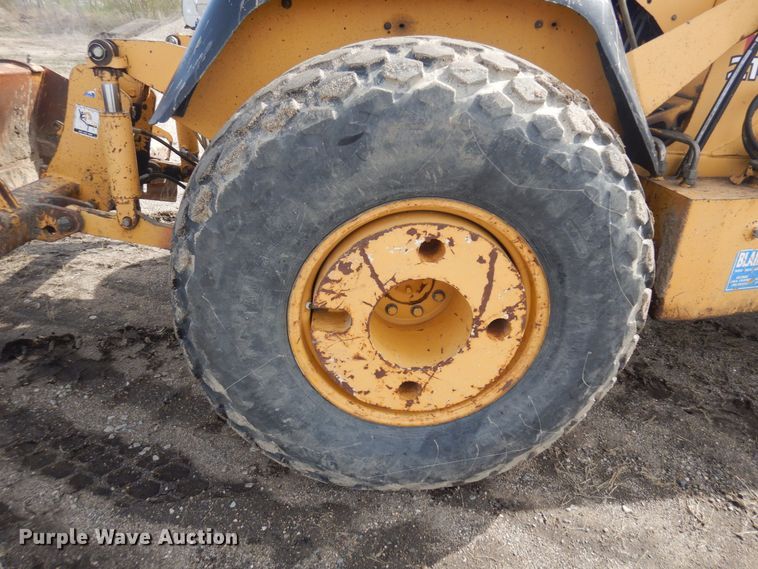 image for item DQ7319 2004 John Deere 210LE  landscape tractor