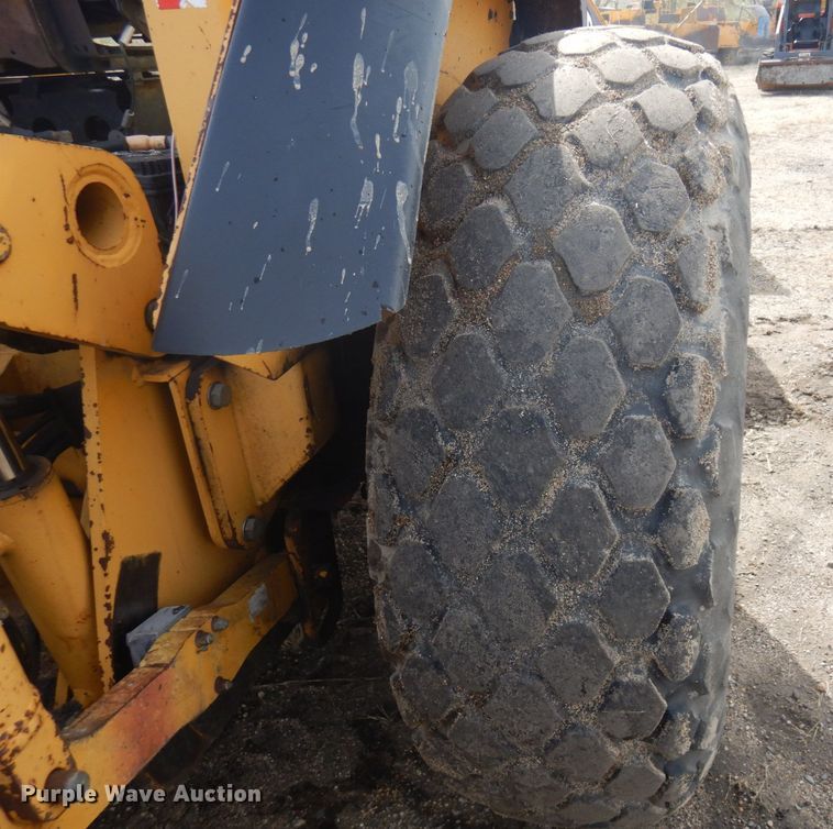 image for item DQ7319 2004 John Deere 210LE  landscape tractor