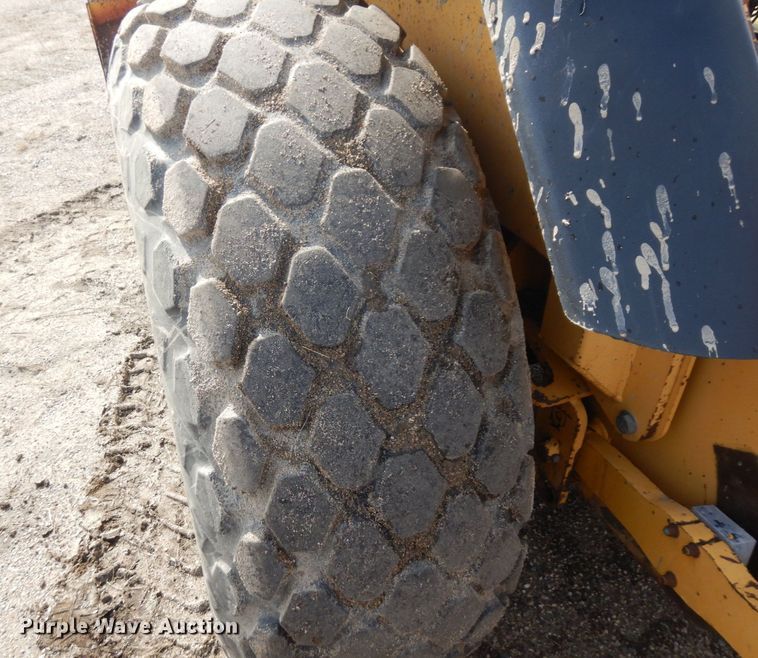 image for item DQ7319 2004 John Deere 210LE  landscape tractor