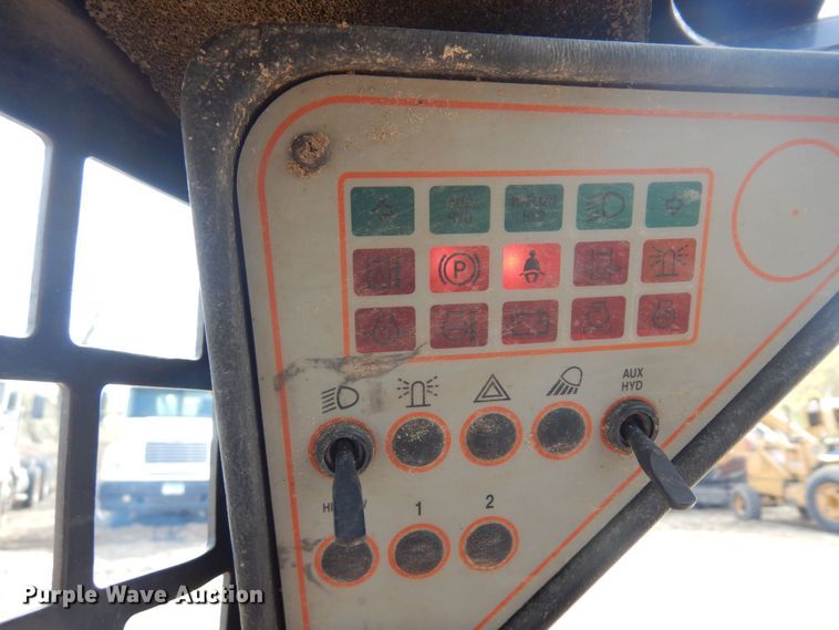 image for item DQ7320 2002 Thomas T153S  skid steer loader