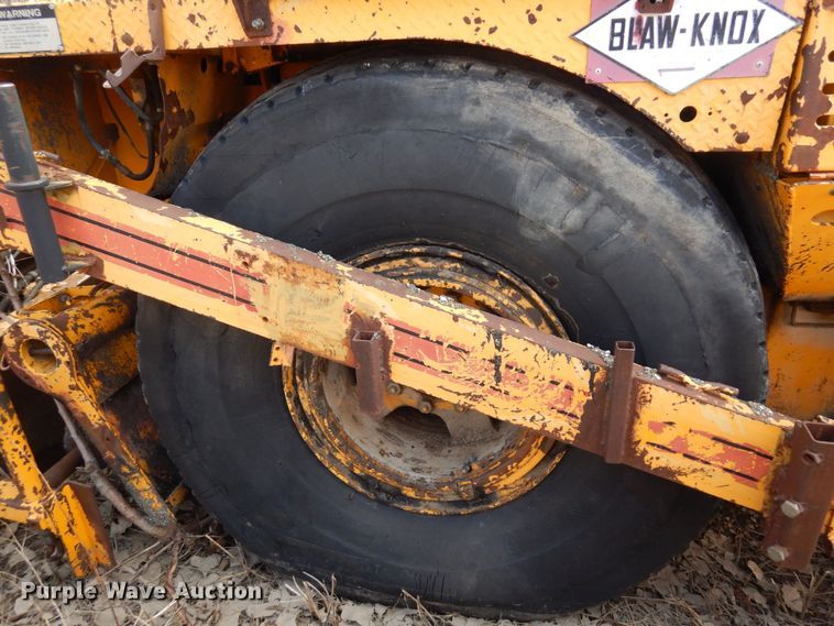 image for item DQ7323 1988 Blaw-Knox PF200  paver