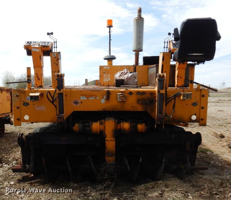 image for item DQ7324 2000 Blaw-Knox PF-5510  paver