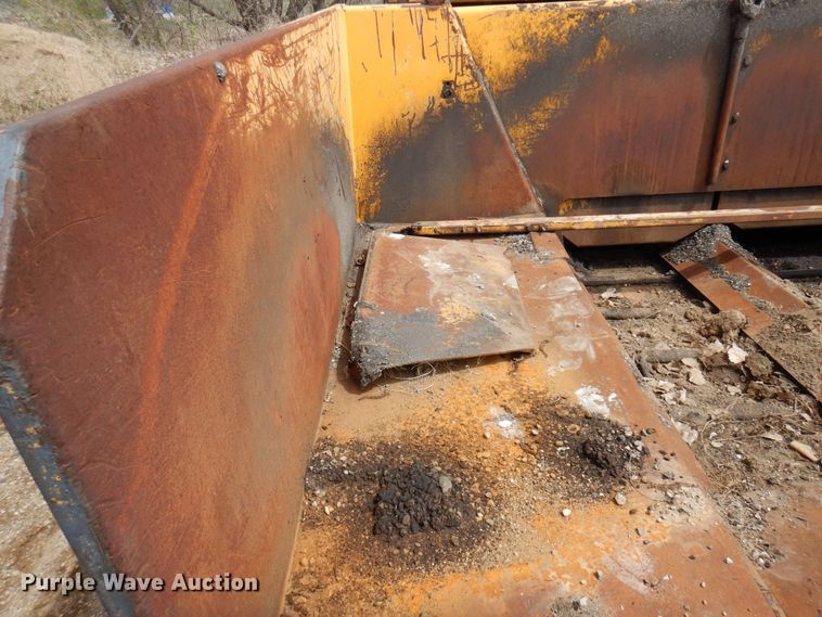 image for item DQ7324 2000 Blaw-Knox PF-5510  paver