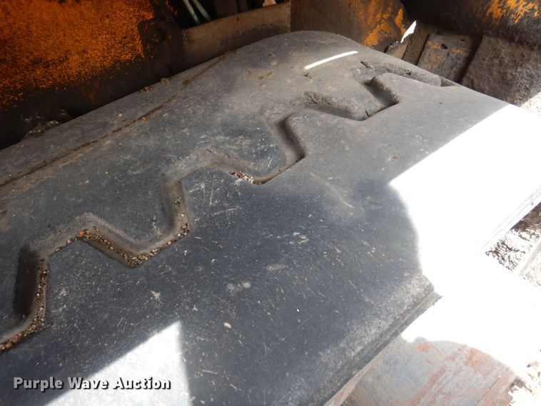 image for item DQ7324 2000 Blaw-Knox PF-5510  paver