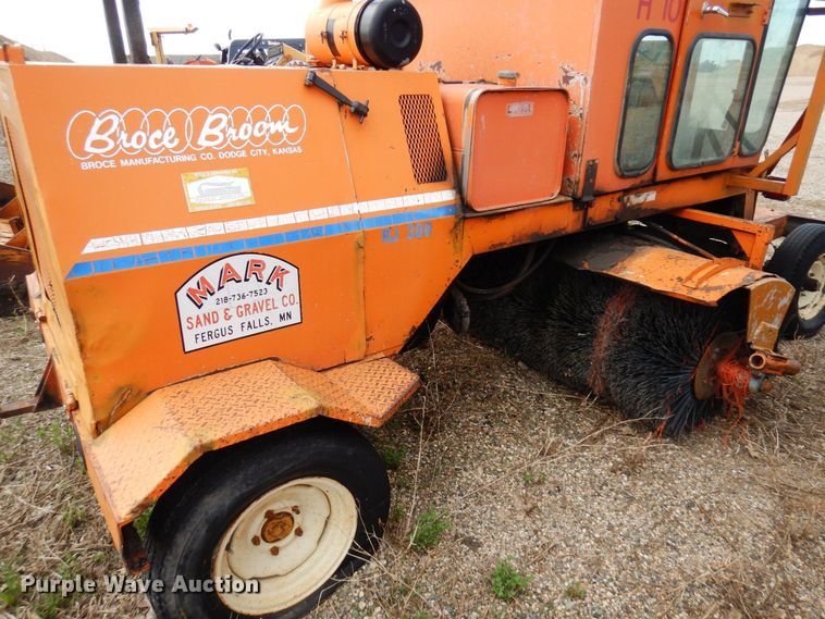 image for item DQ7327 1997 Broce RJ300  broom