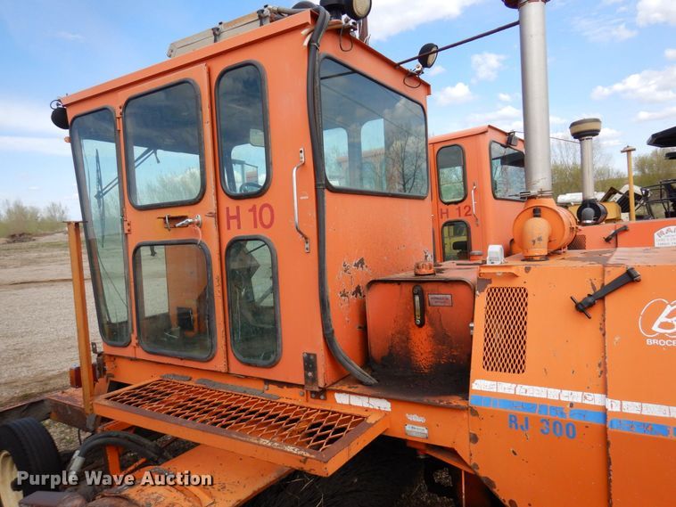 image for item DQ7327 1997 Broce RJ300  broom