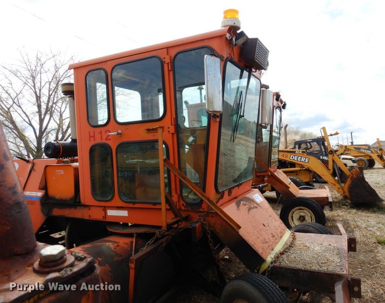 image for item DQ7328 1999 Broce RJ350  broom